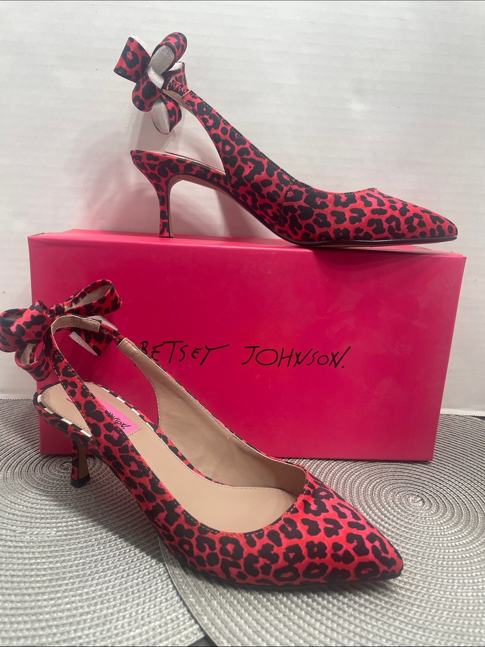 Betsey Johnson Red Leopard Print Slingback Kitten Heels Size 8. Pre-owned.